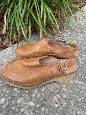 Kelsi Dagger tan studded clogs